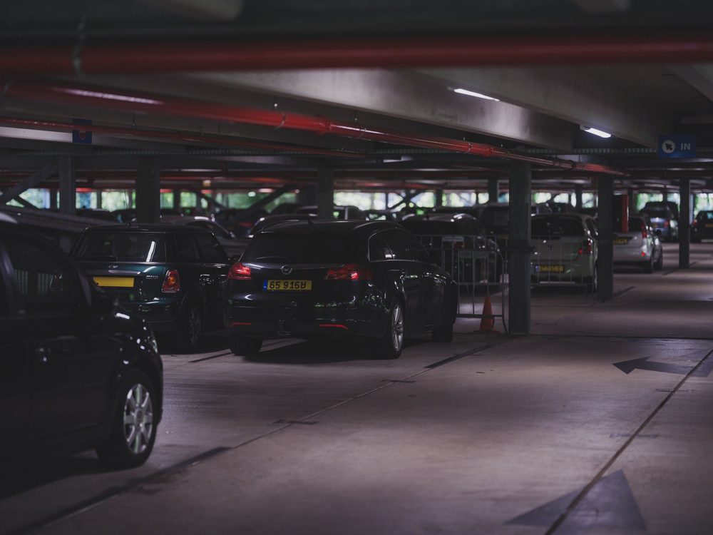 Parking en sous-sol d’une copropriété, allées et places de stationnement